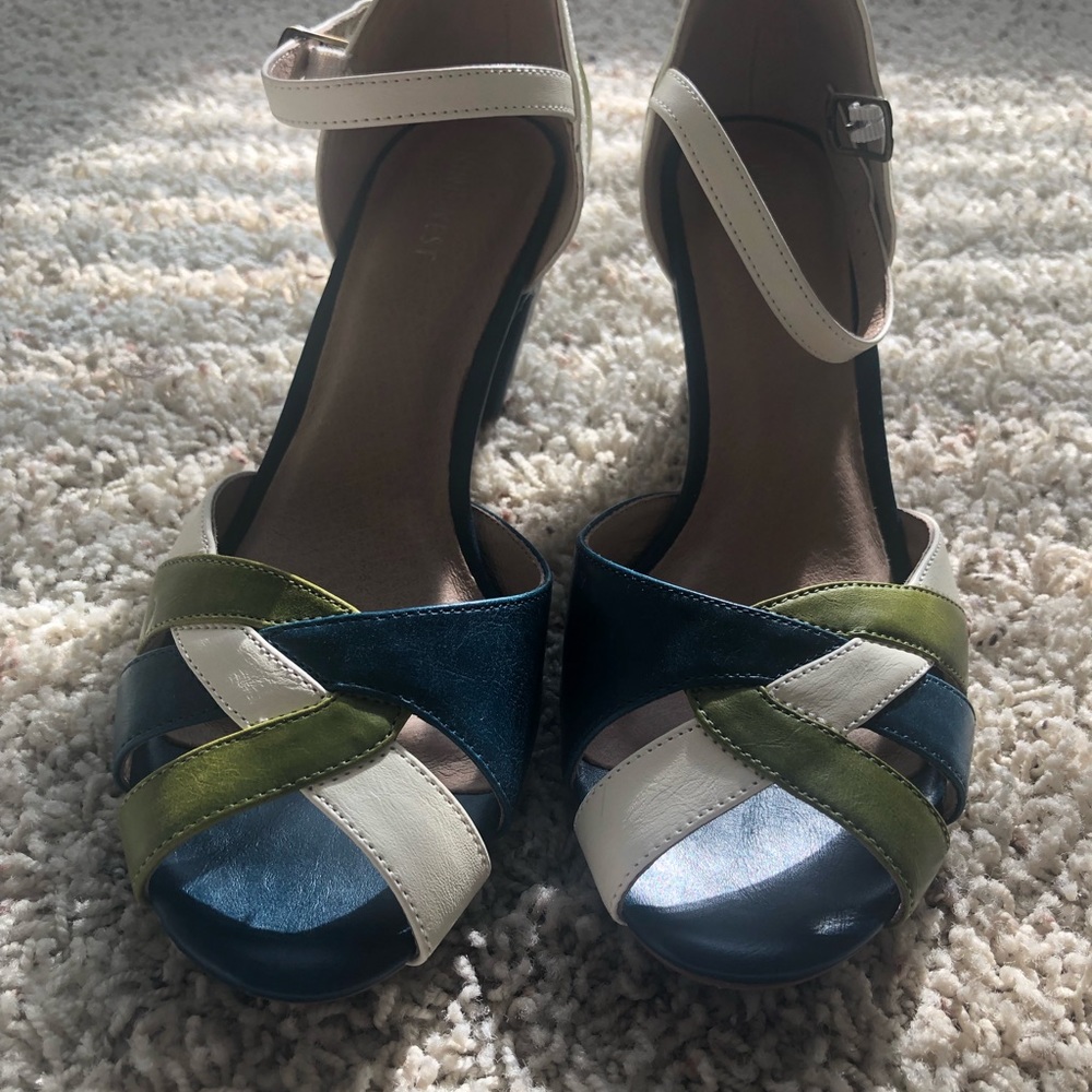 Shoes - Picture 5 of 6